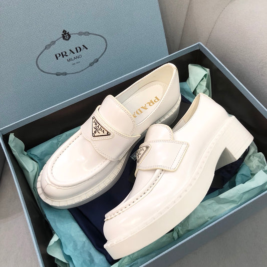 Prada鞋-Prada Loafers 亮皮三角銀字logo 厚底樂福鞋(白色)