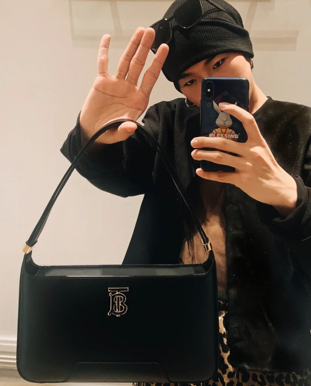 巴B家-新款 Tb shoulder bag 腋下斜挎包 黑色 上身照
