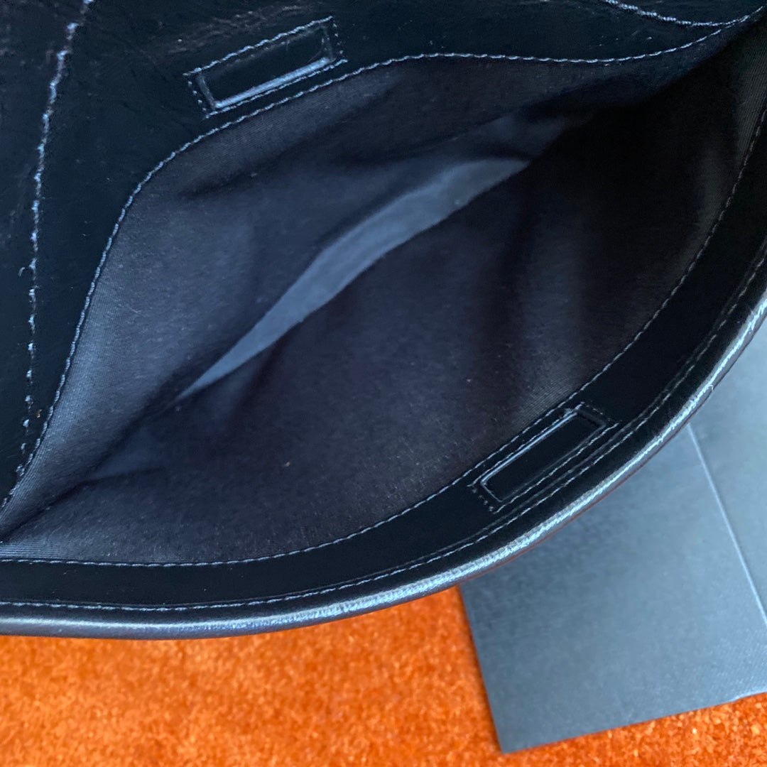 聖Y羅-NiKi 郵差包 黑色銀鍊 牛皮 28cm