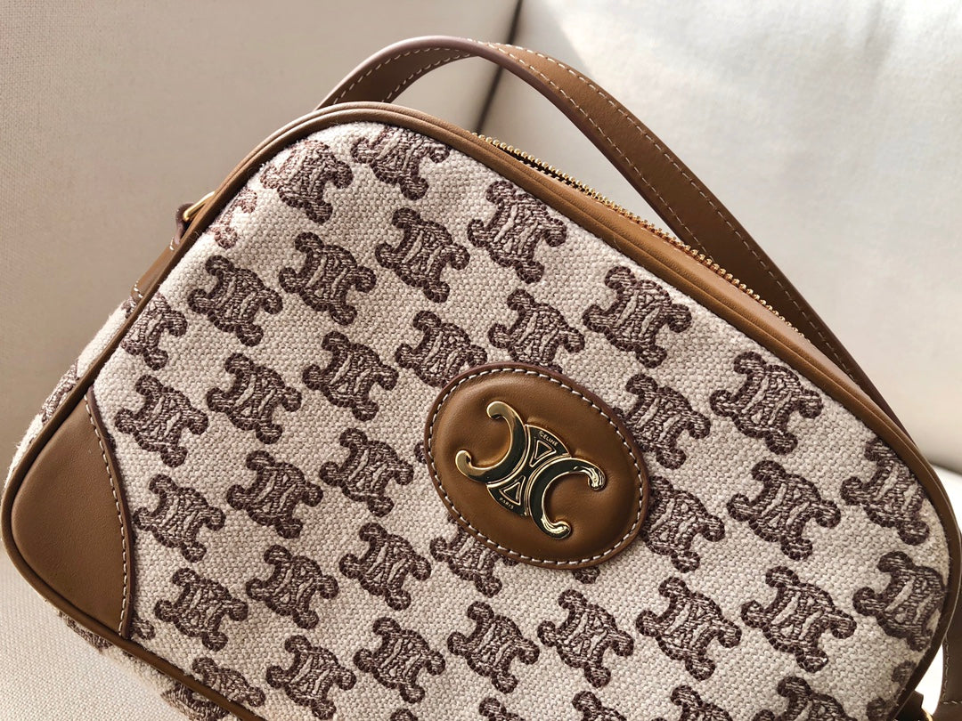 賽C家-TRIOMPHE刺繡織物相機包