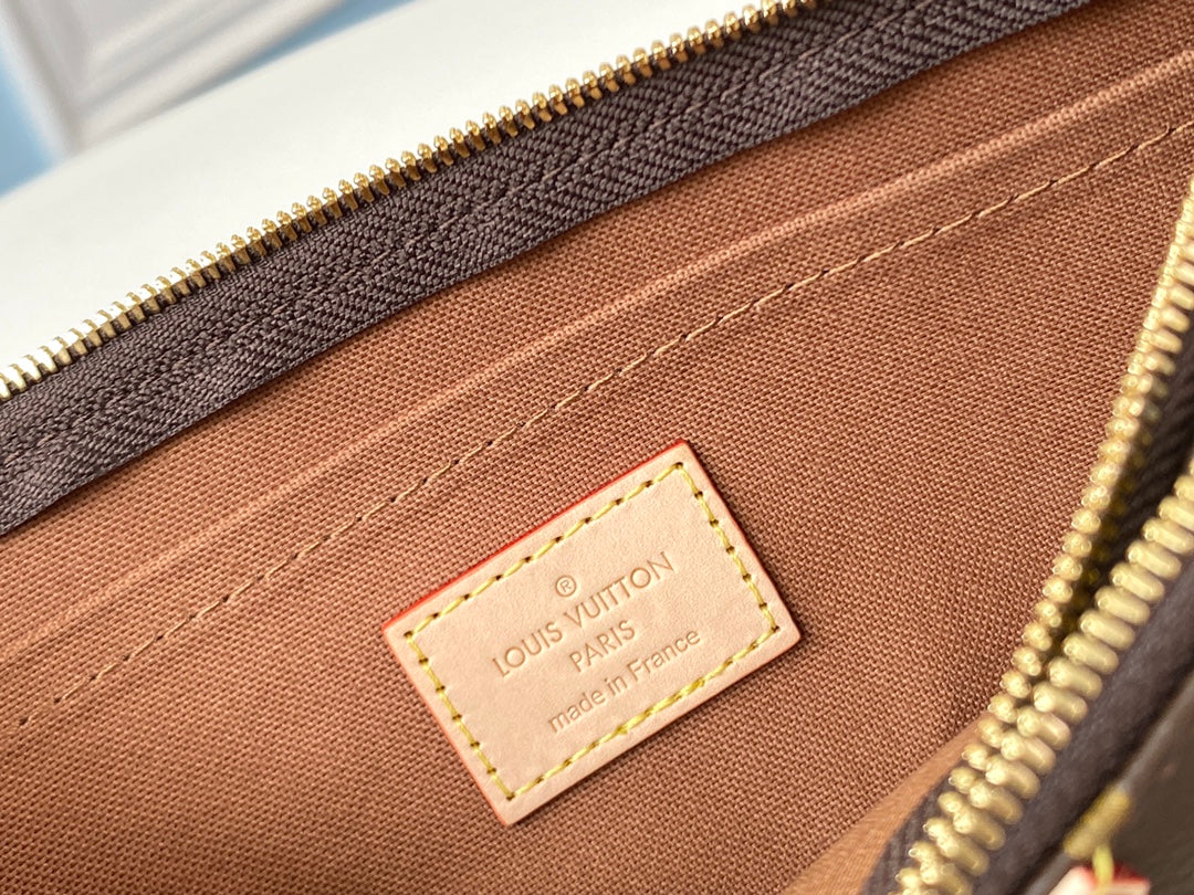 M44813 路L家-Multi Pochette Accessories 三合一包 粉綠色