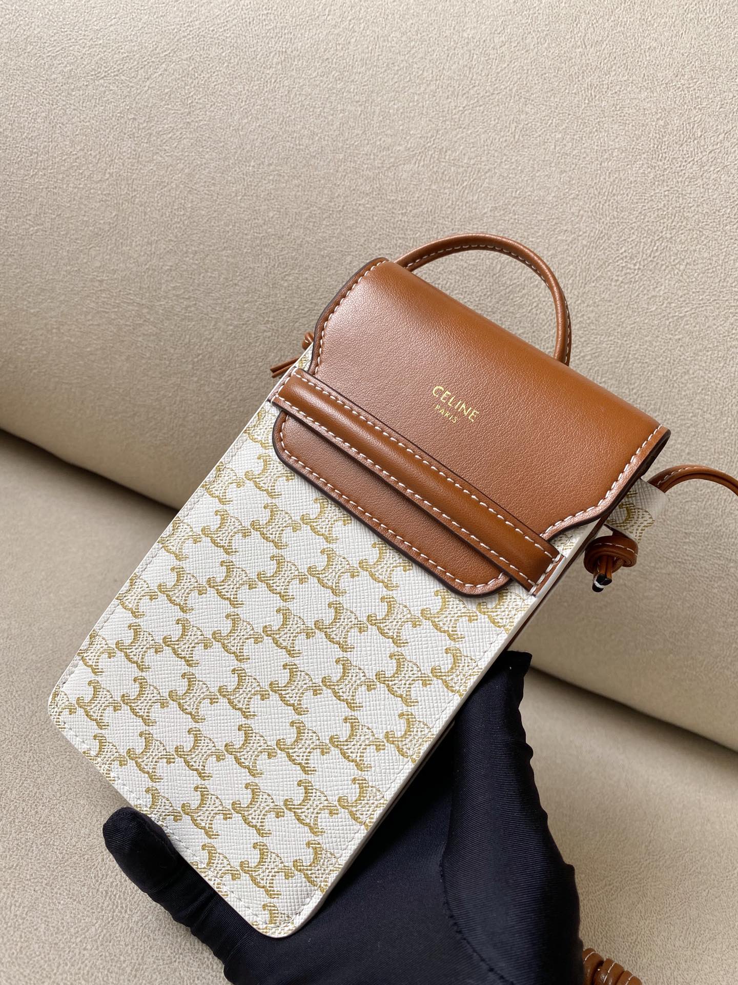 Celine 標誌印花羊皮革翻蓋手機包