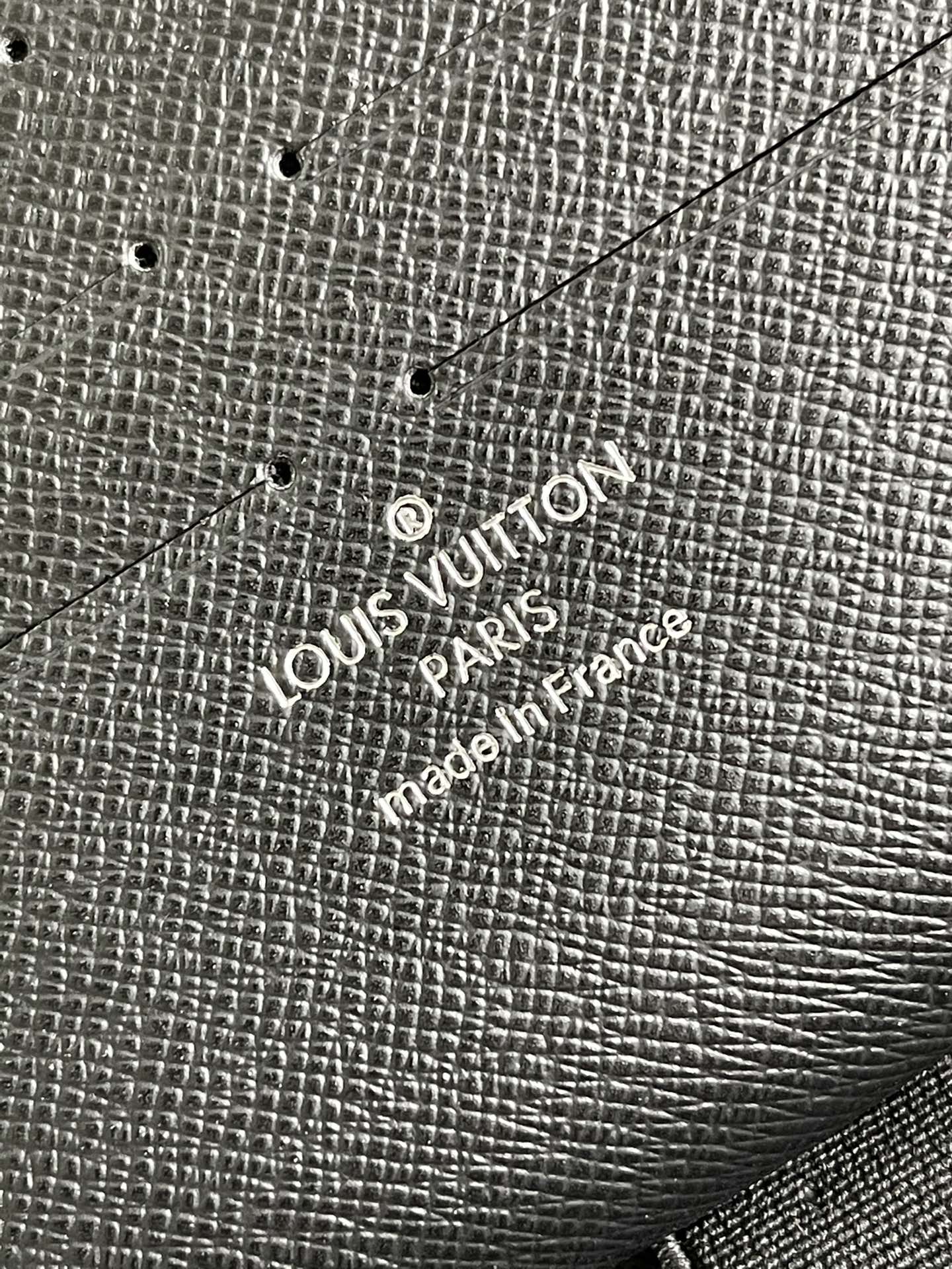 LV M60002黑色十字紋 男款拉鍊長夾-全開款
