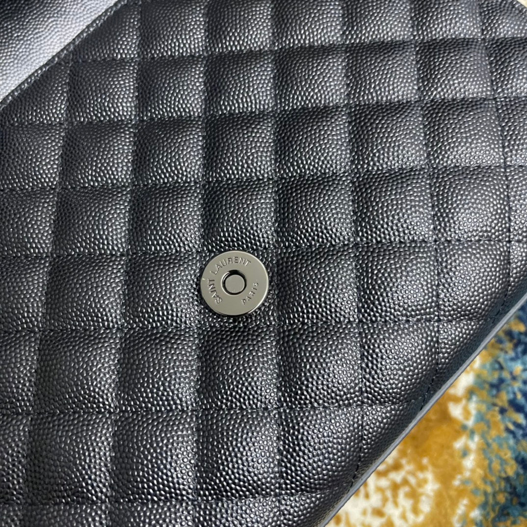 聖Y羅-Monogram魚子醬V型菱格絎縫紋路信封包 中號
