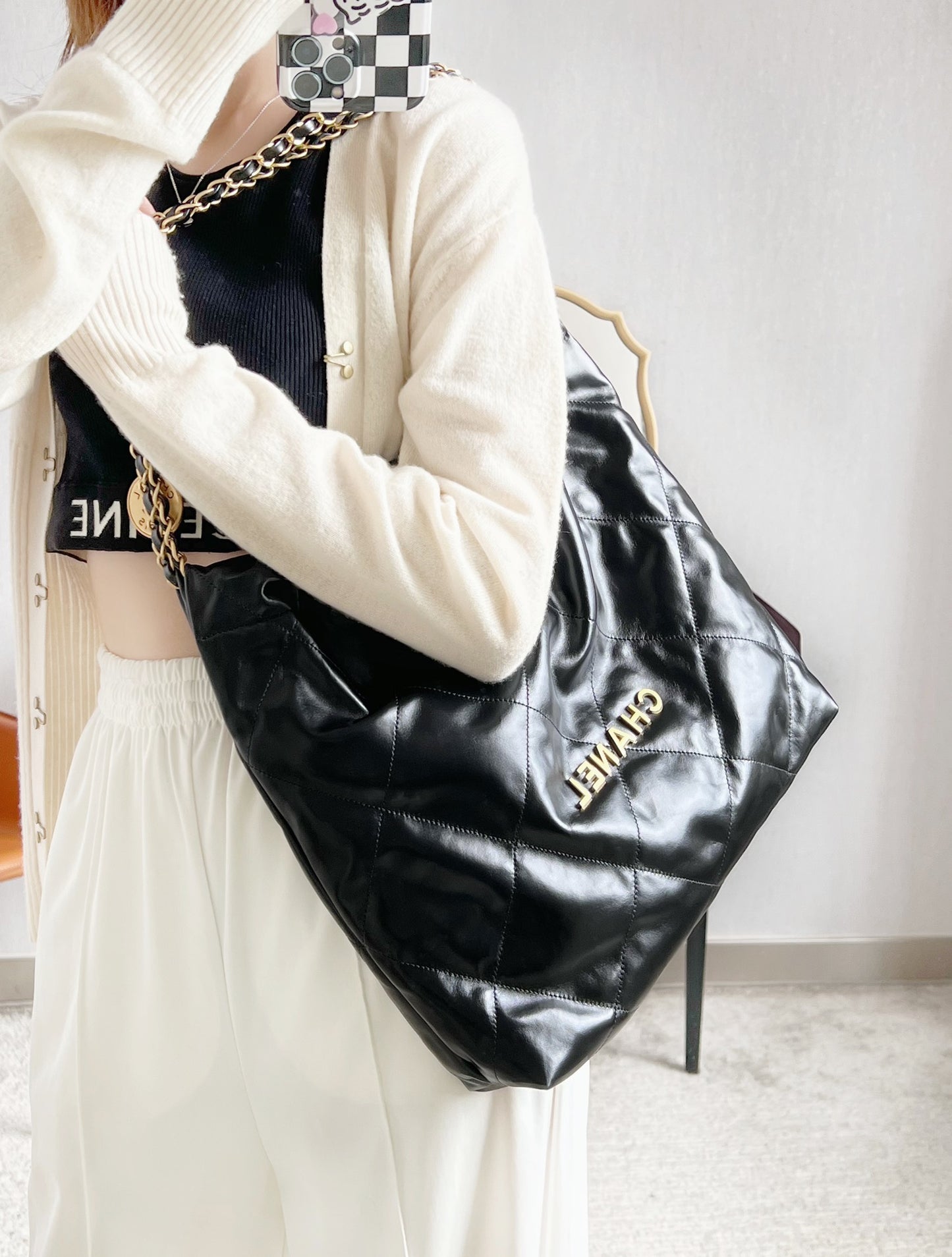 小香家-22S 22Bag 亮面小牛皮中號 黑色金扣