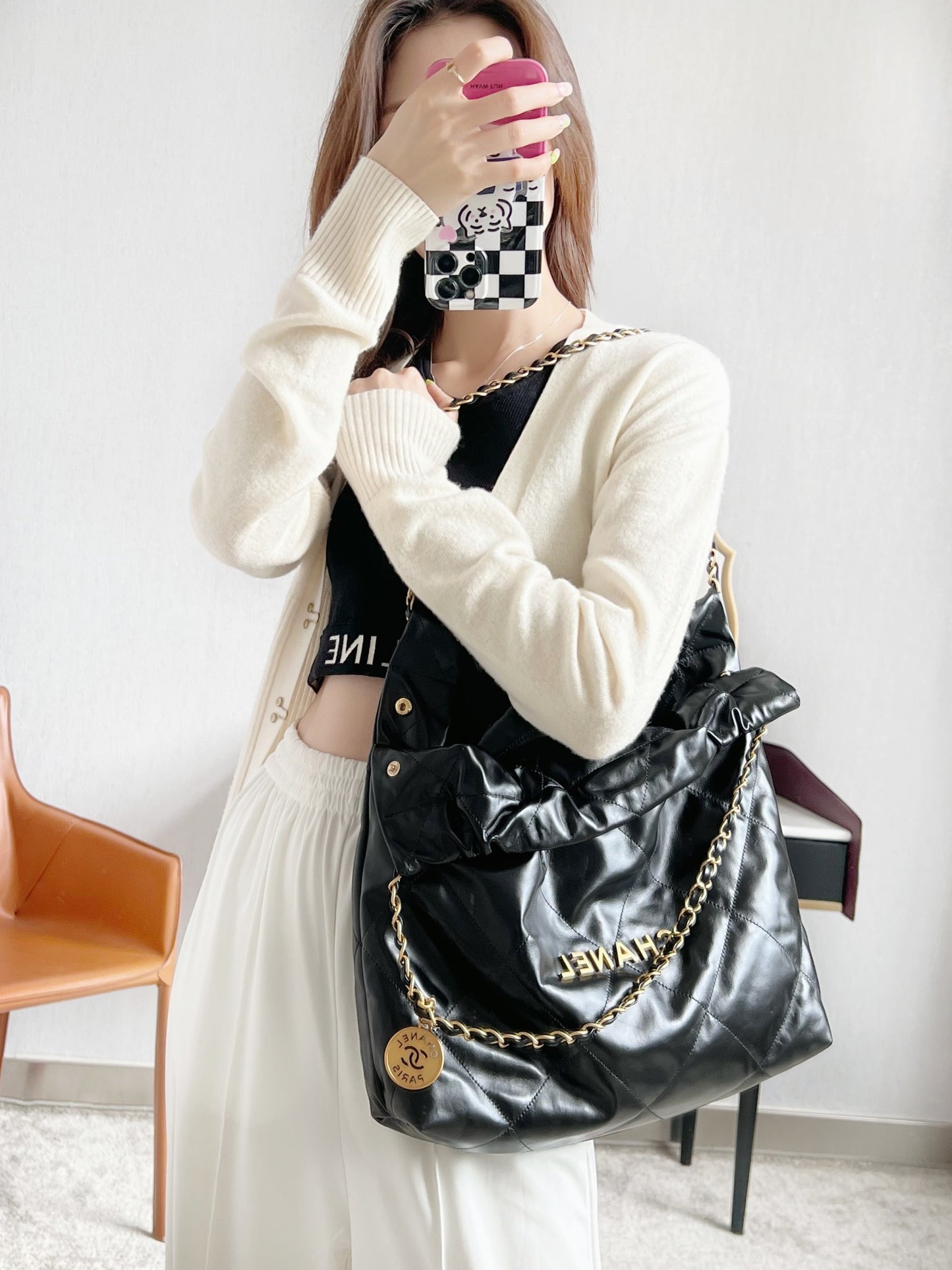 小香家-22S 22Bag 亮面小牛皮中號 黑色金扣