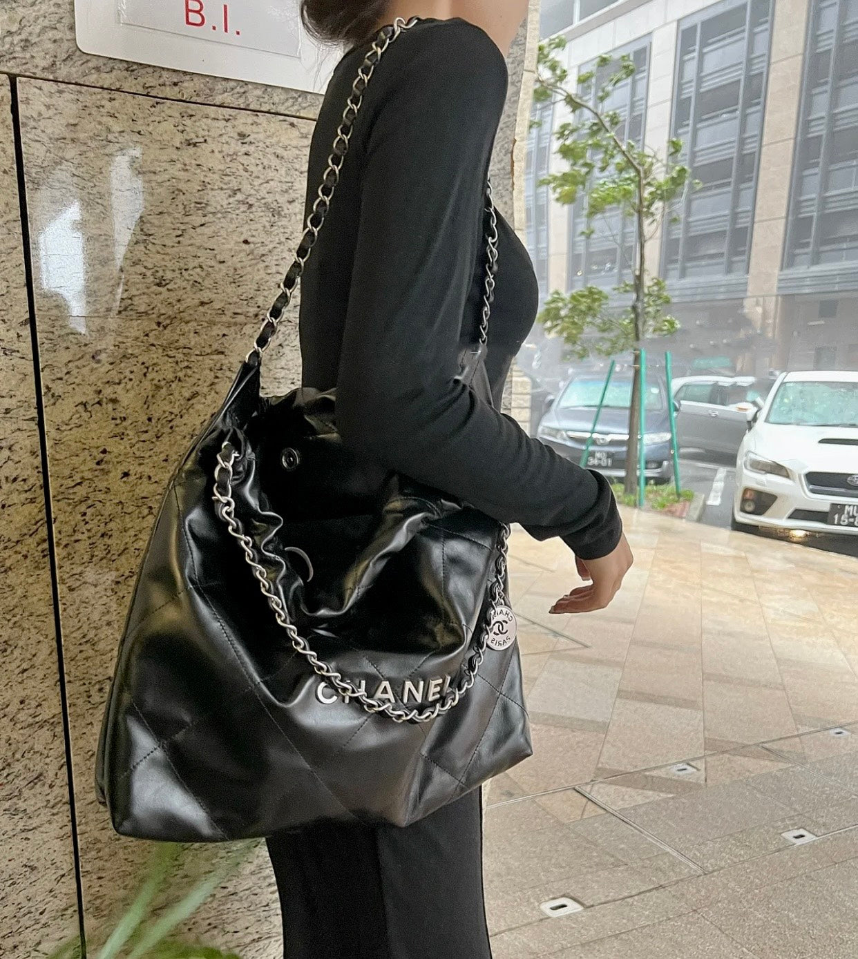 小香家-22S 22Bag 亮面小牛皮中號 黑色銀扣