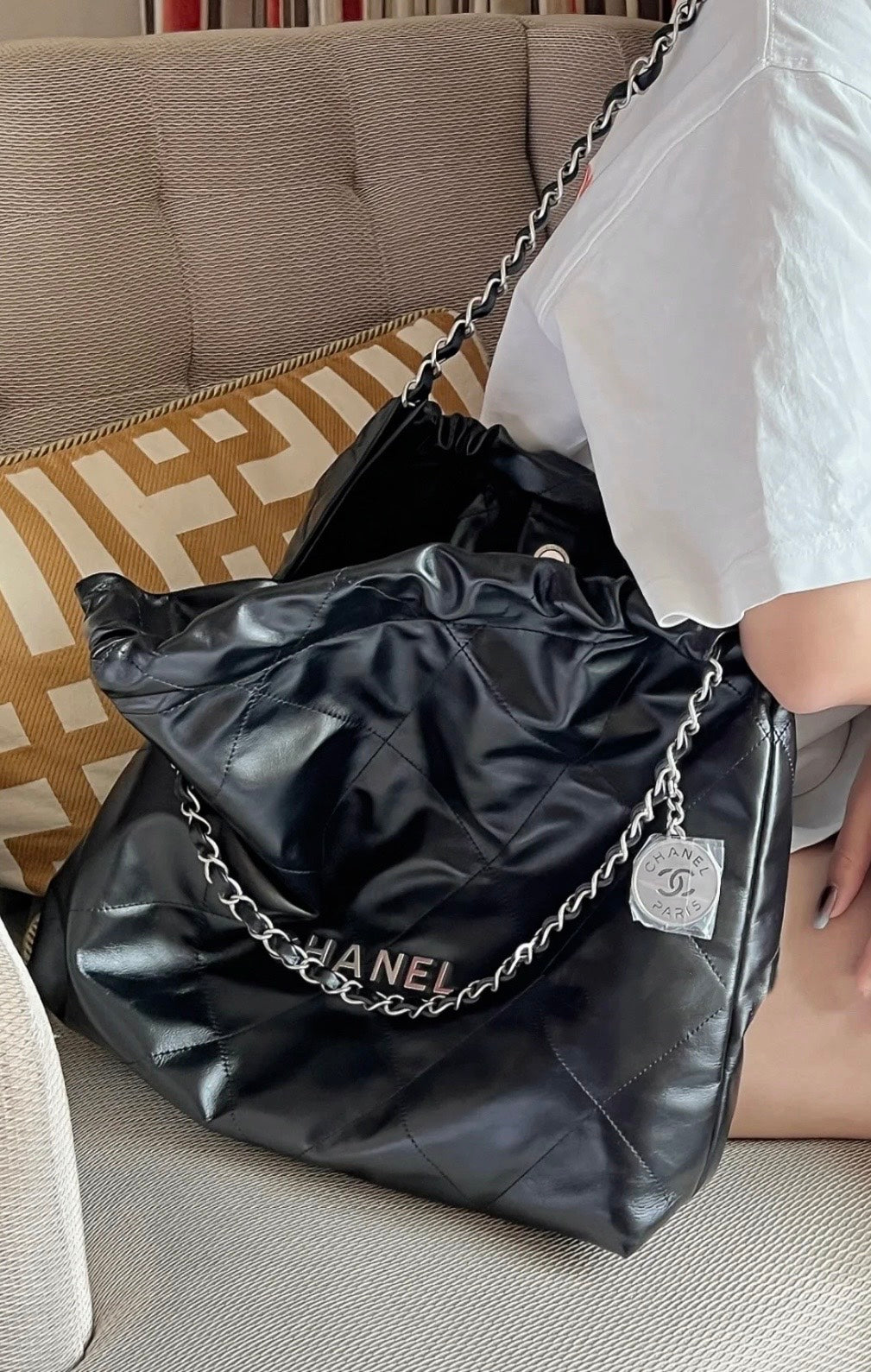 小香家-22S 22Bag 亮面小牛皮中號 黑色銀扣