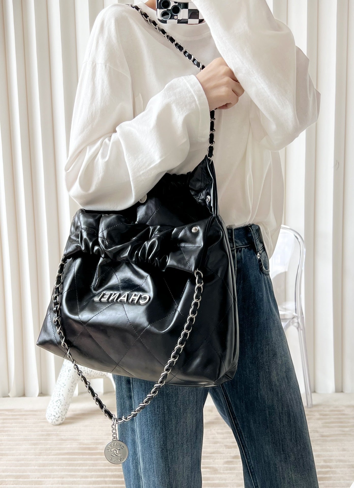 小香家-22S 22Bag 亮面小牛皮中號 黑色銀扣