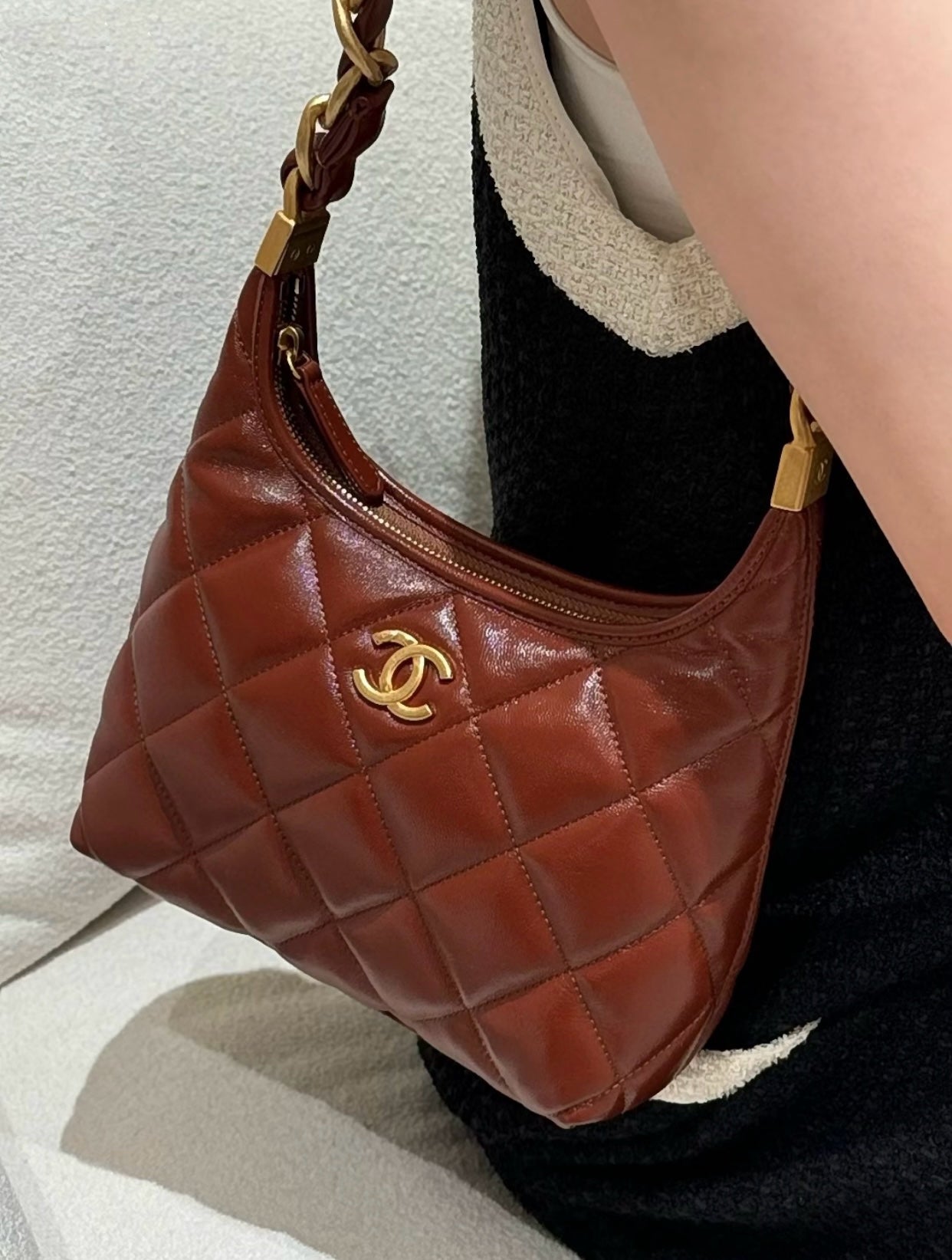 小香家-24A 手工坊亮面羊皮腋下包小號 焦糖色