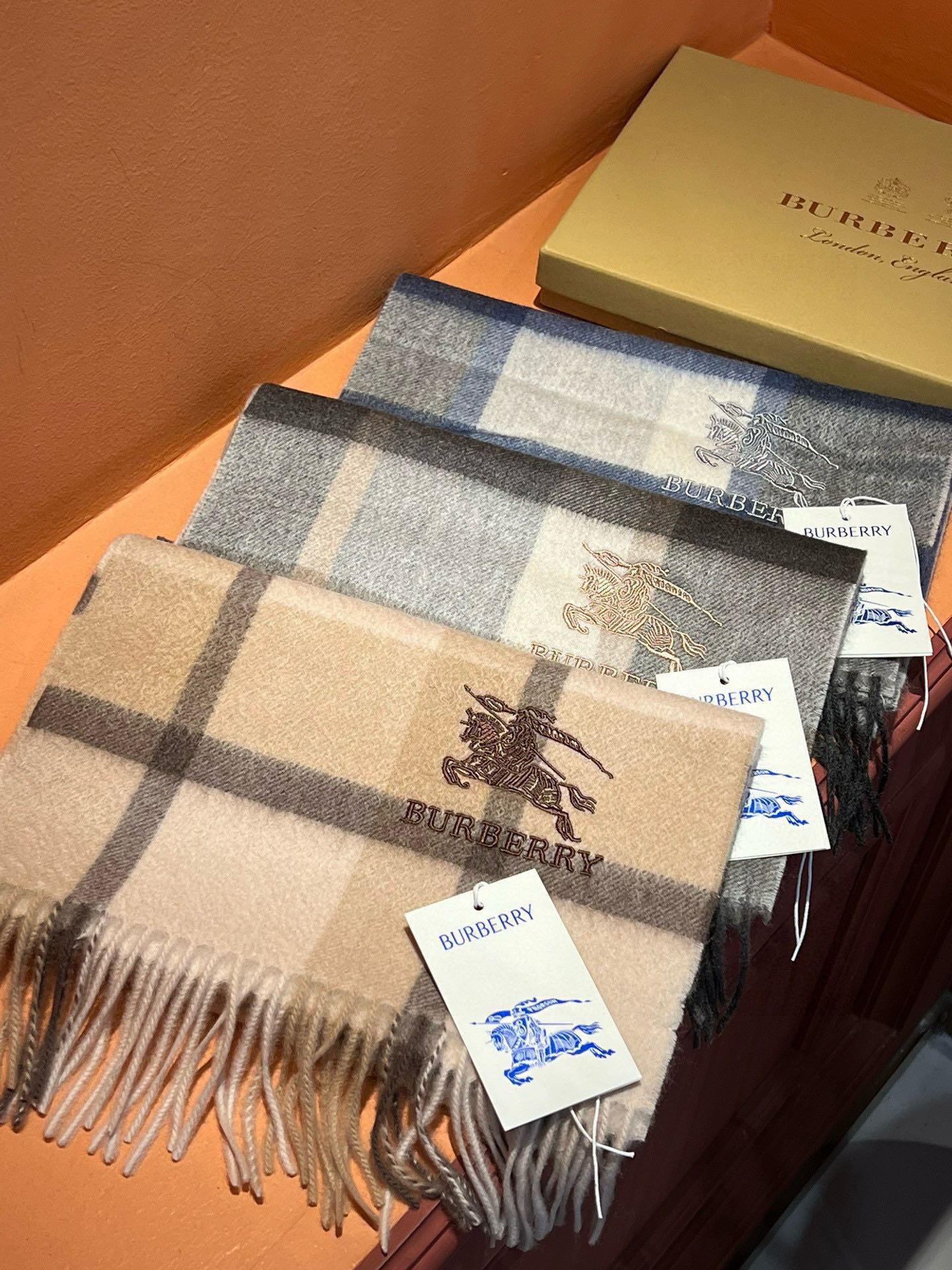 巴B家-2024情侶款水波紋羊絨圍巾 180*32