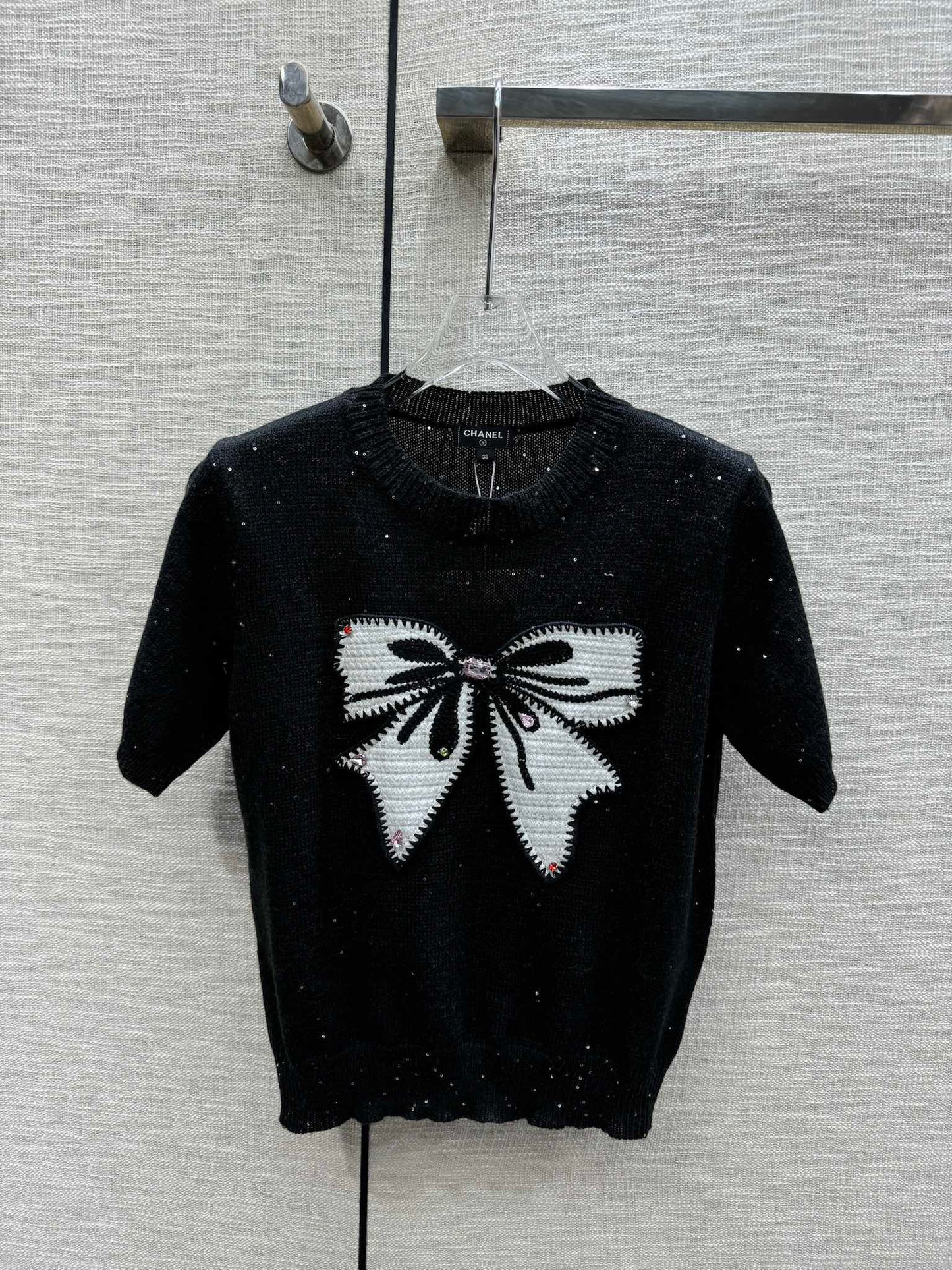 小香家-2403 刺繡蝴蝶結圖案針織短袖 黑色