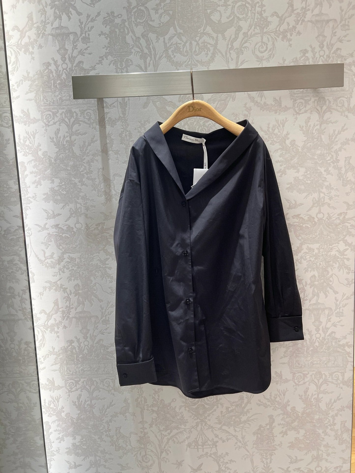迪D家-2403 24春夏新品不對稱斜肩棉綢襯衫 黑色