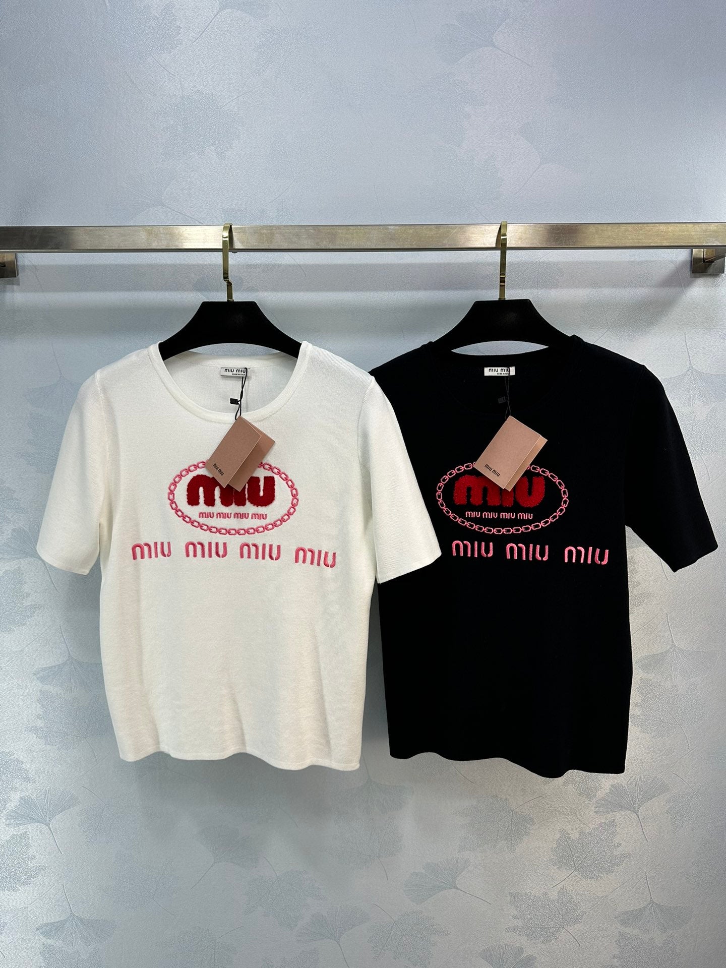 穆Ｍ家-2404 夏季新款logo圓領針織上衣