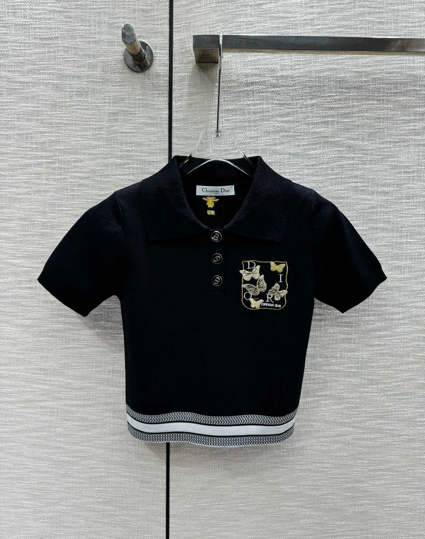 迪D家-2403 刺繡蝴蝶polo領針織短袖 黑色