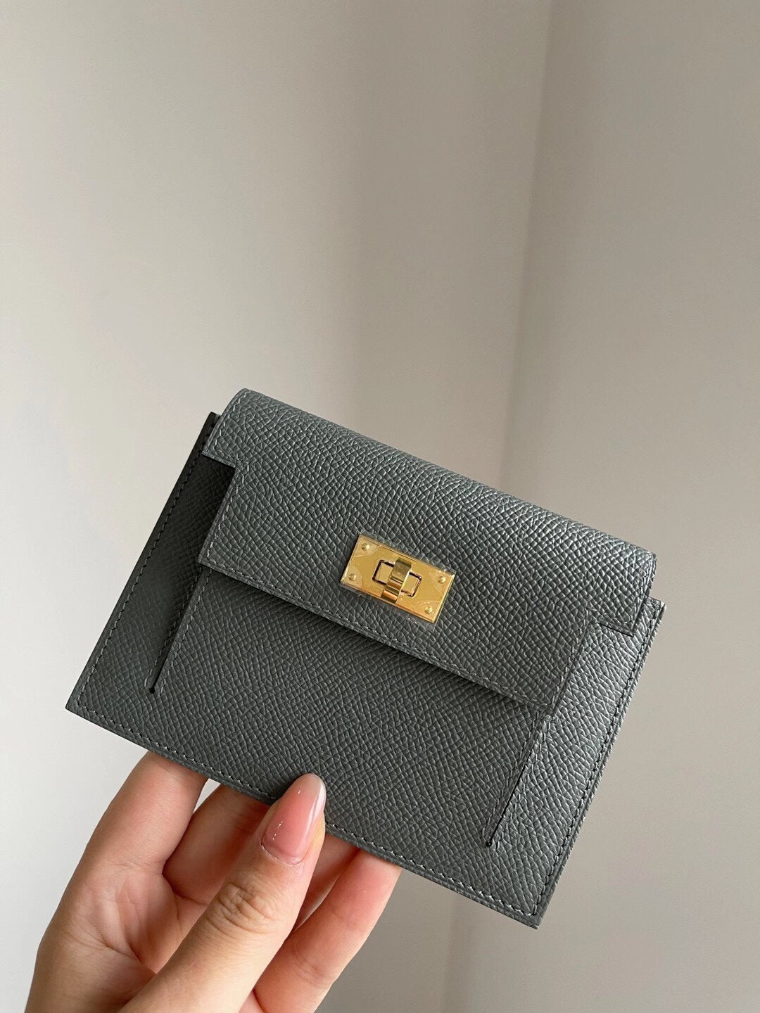 小愛款-Kelly Pocket epsom 63卡包 杏仁綠 金扣