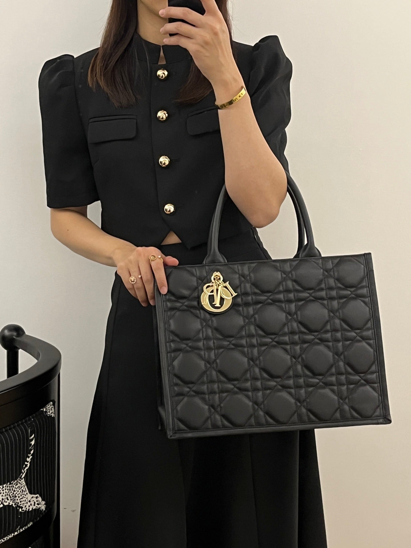 熱銷款 迪D家-2024春夏系列 Book Tote  菱格紋牛皮 黑色 中號