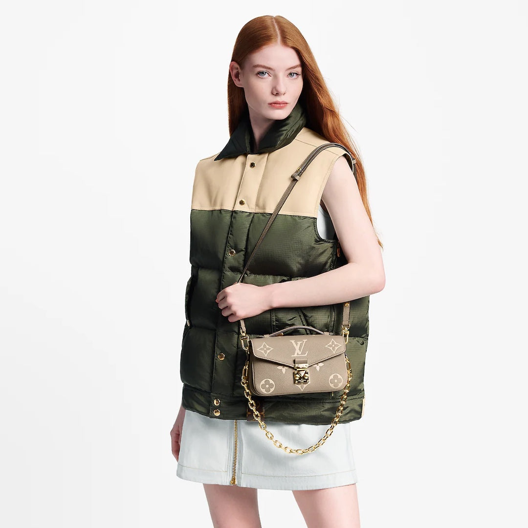 M46596 路L家-Pochette Métis East West 米色