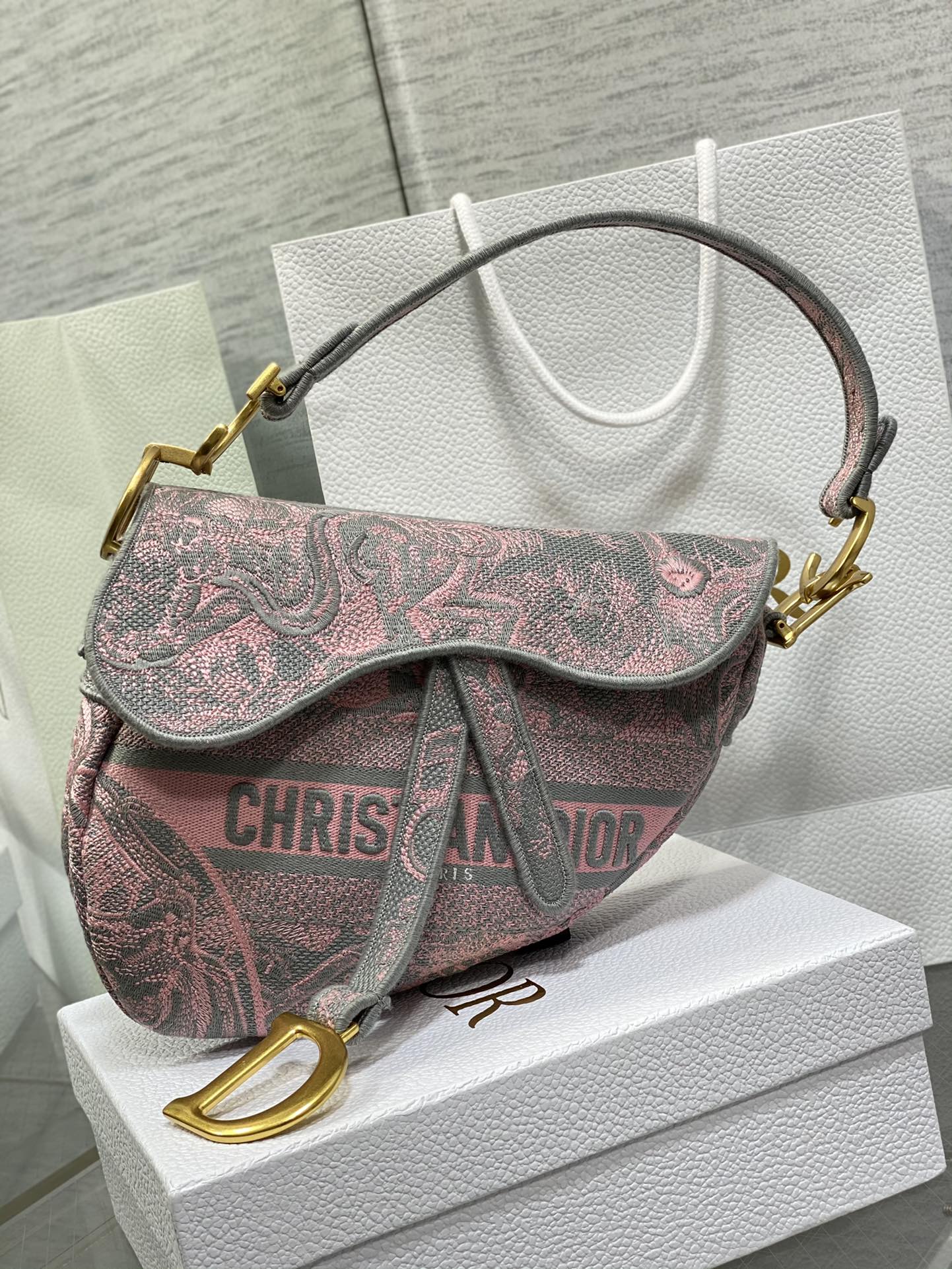 迪D家-Saddle bag Sauvage茹伊印花刺繡系列 粉灰色 25CM