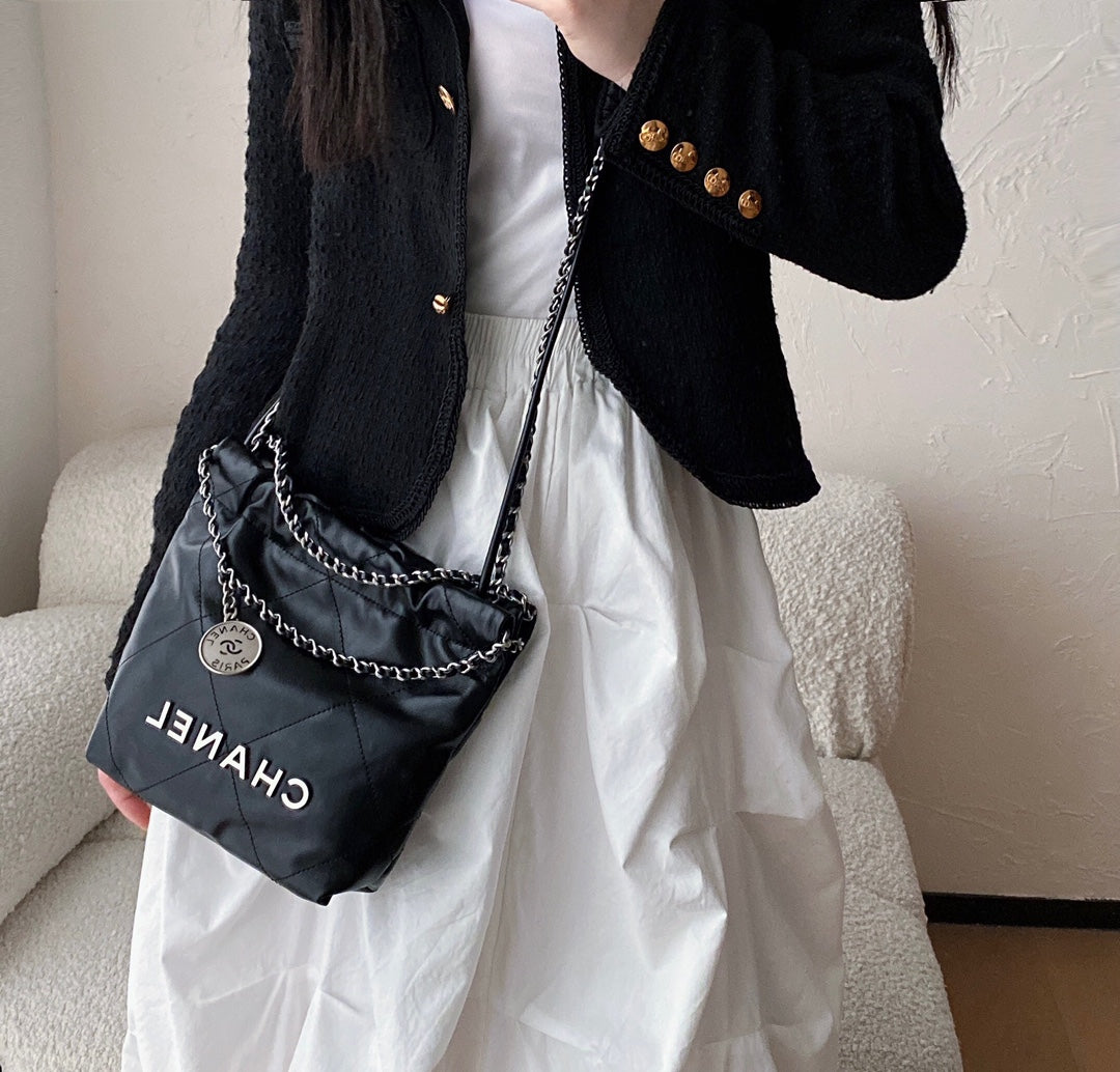 小香家-2023春夏新款 22BAG Mini 黑銀色 上身圖