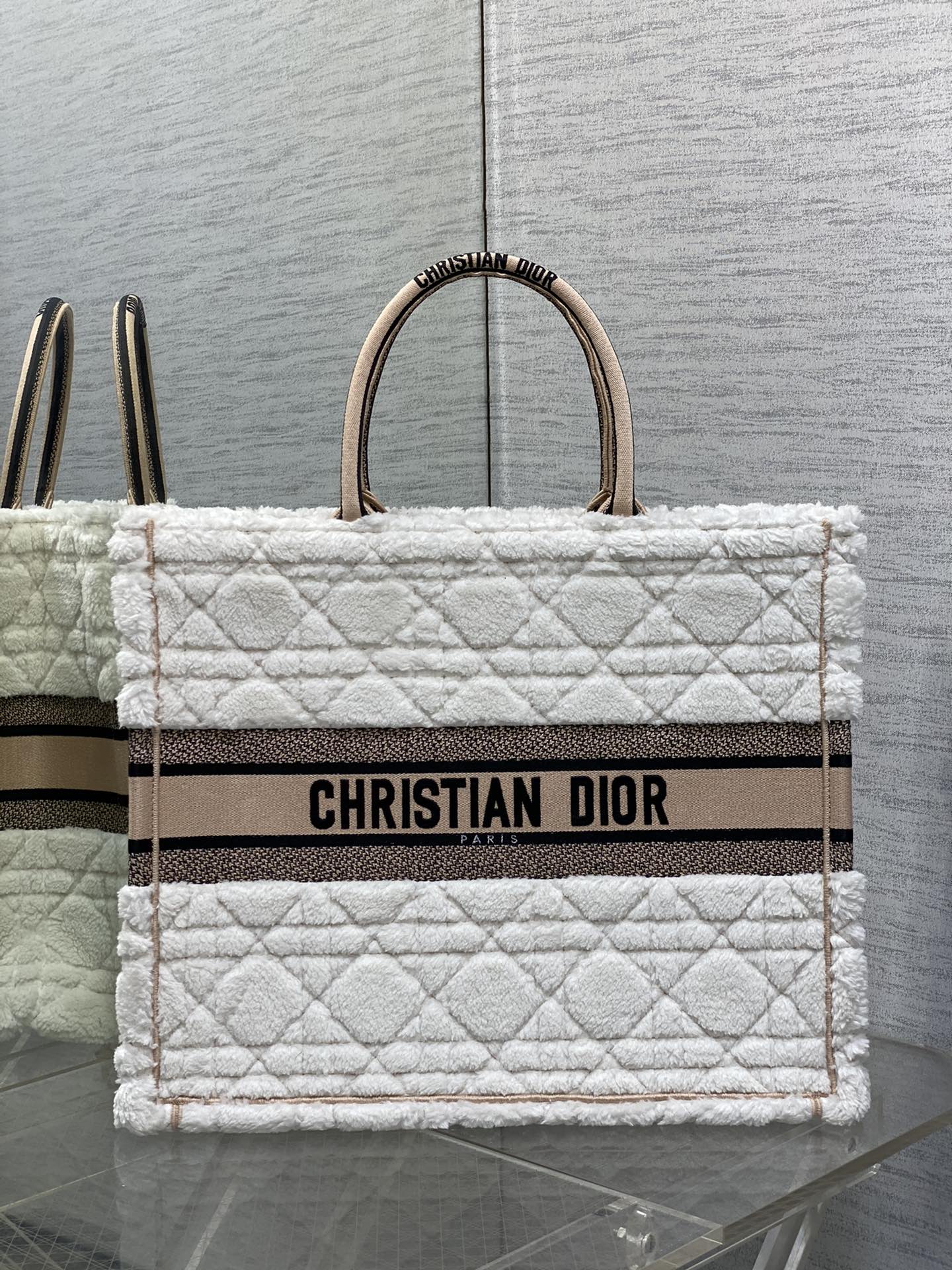 迪D家-Book Tote 2023秋冬毛毛系列 白杏色 大號