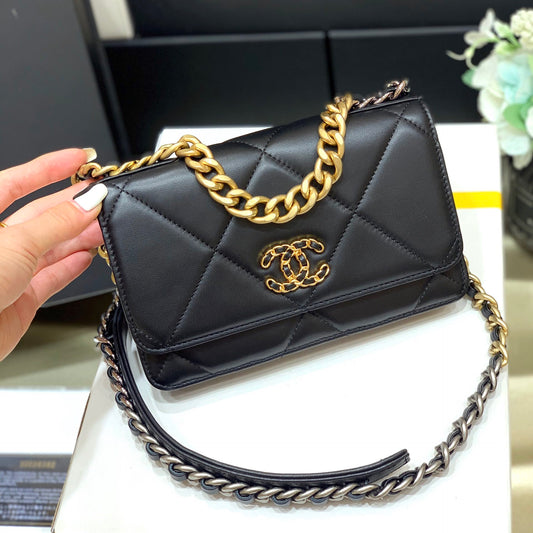 小香家-Chanel 19經典Logo菱格粒紋Woc手拿包/斜背包 黑色