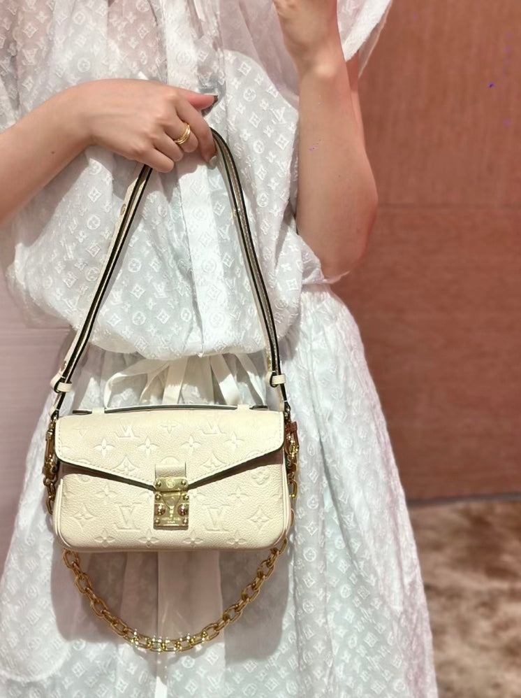 M46595 路L家-Pochette Métis East West 白色