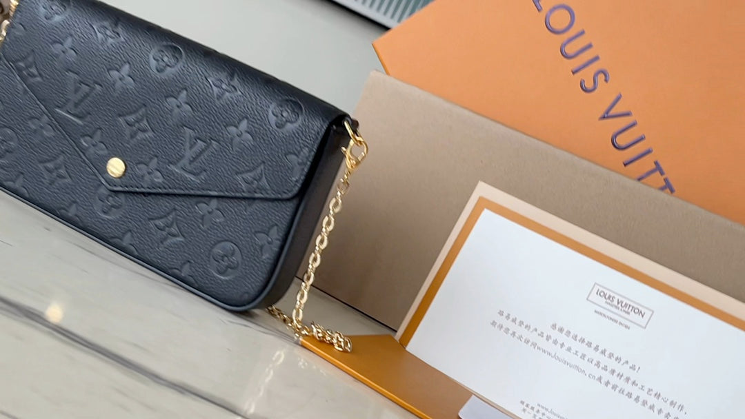M64064 路L家-Pochette Felicie Empreinte壓紋斜背包 黑色