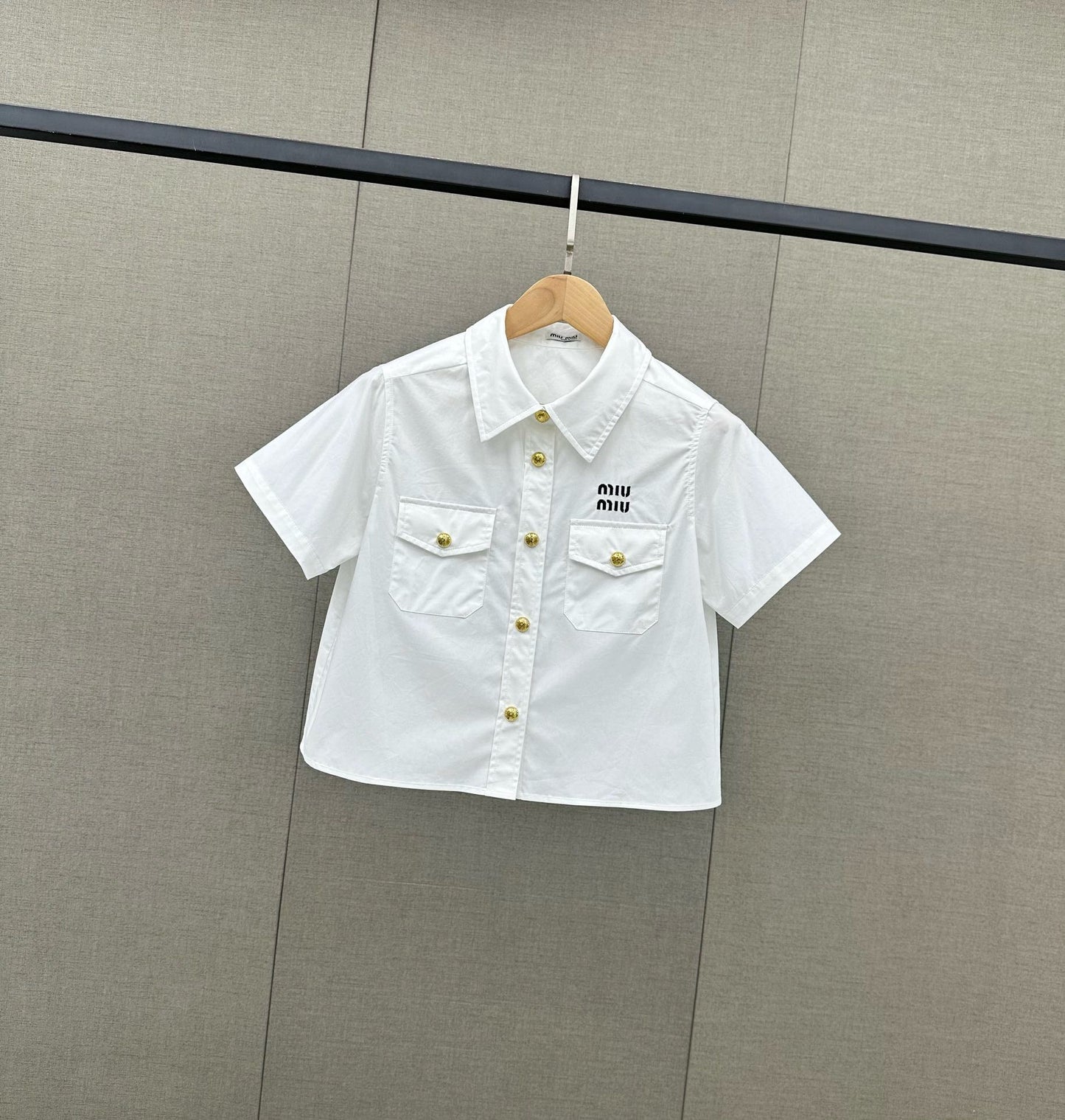 穆Ｍ家-2404 字母刺繡棉質短袖襯衫 白色