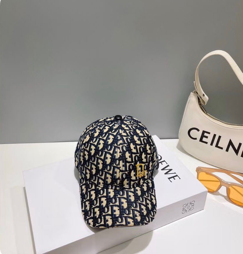 迪D家-新款經典老花刺繡棒球帽 米黑色