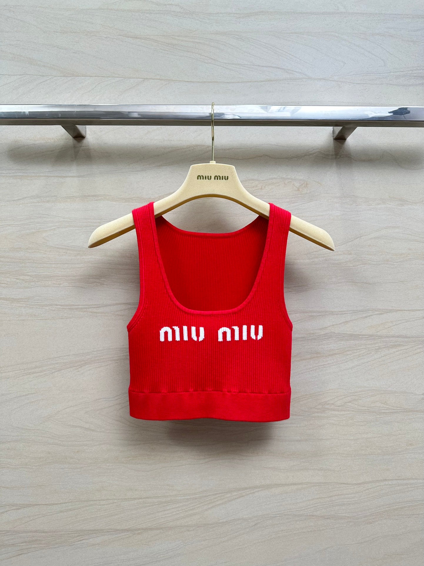 穆M家-2404 24早春新品新年紅崁花logo針織短版小背心 紅色