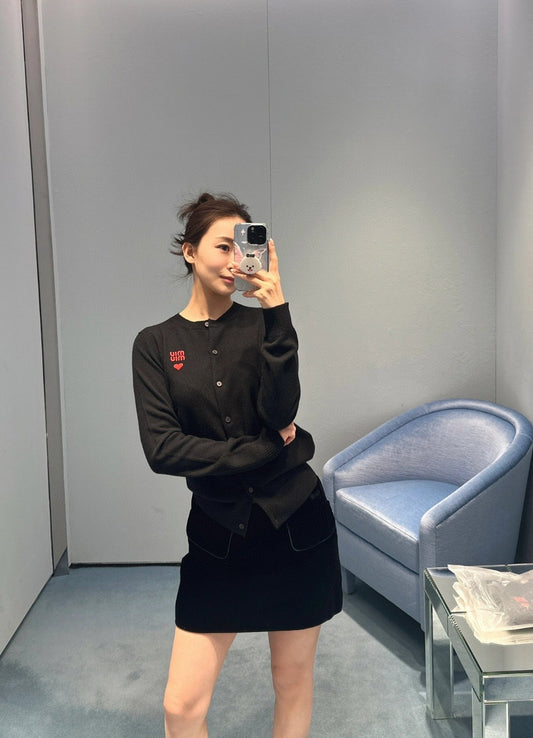穆M家-2404 愛心刺繡logo針織開襟衫 黑色