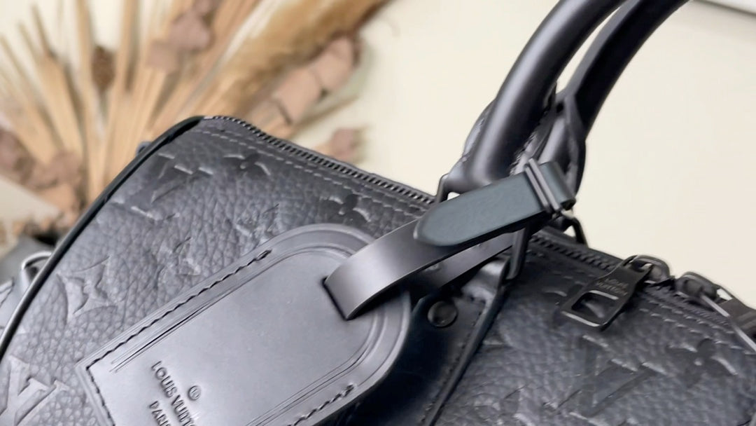 M22765 路L家-Keepall Bandouliere 旅行袋 黑色壓花 男款