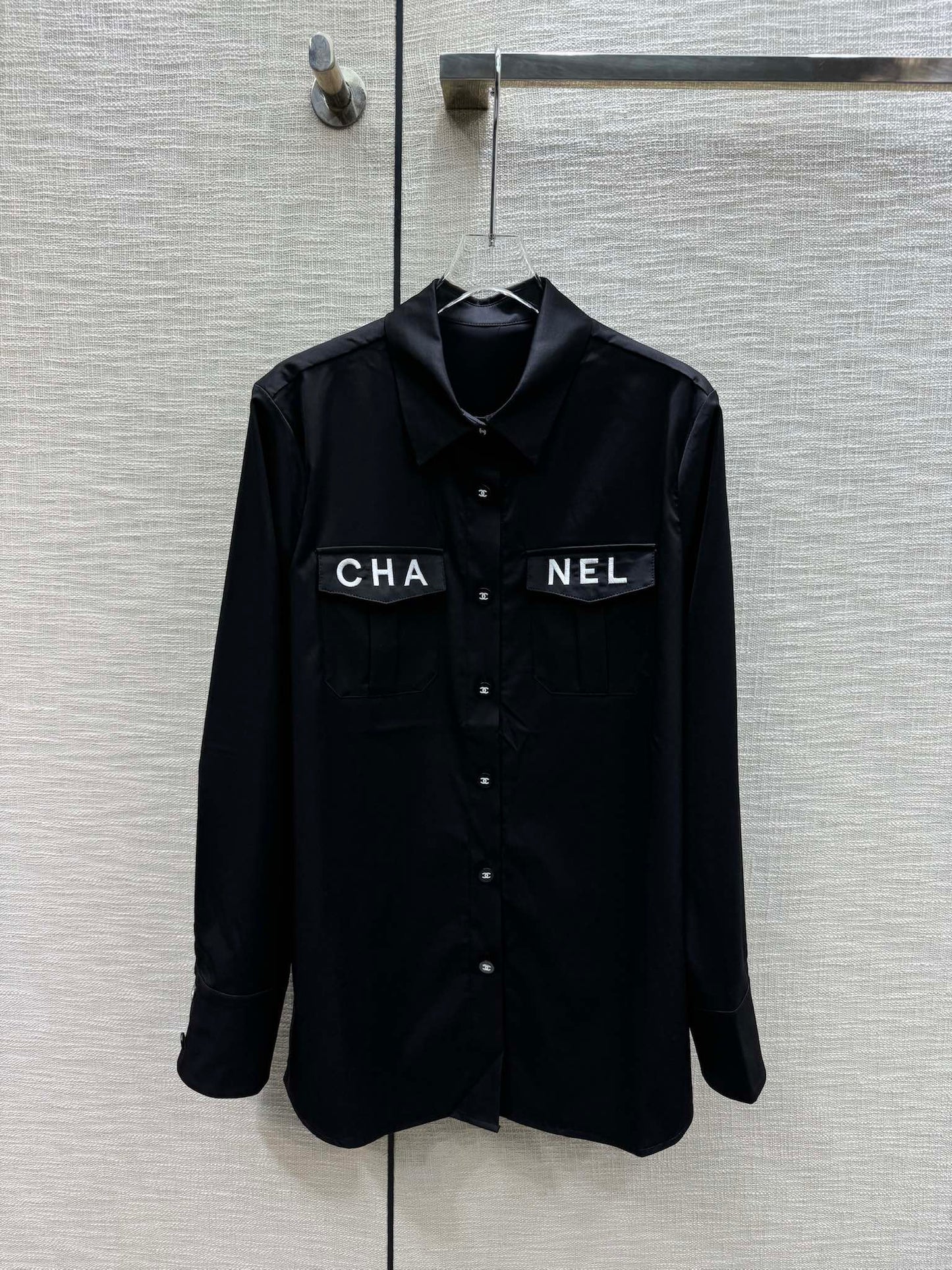 小香家-2403 翻領雙口袋刺繡字母logo襯衫 黑色