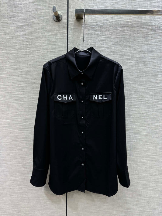 小香家-2403 翻領雙口袋刺繡字母logo襯衫 黑色
