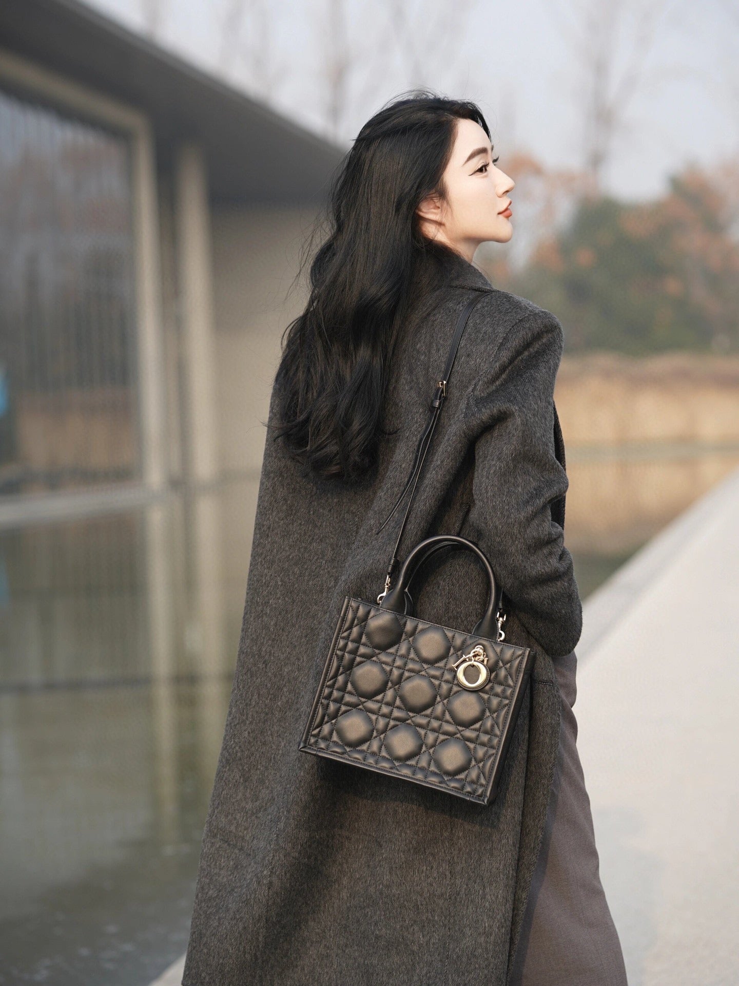 熱銷款 迪D家-2024春夏系列 Book Tote  菱格紋牛皮 黑色 小號