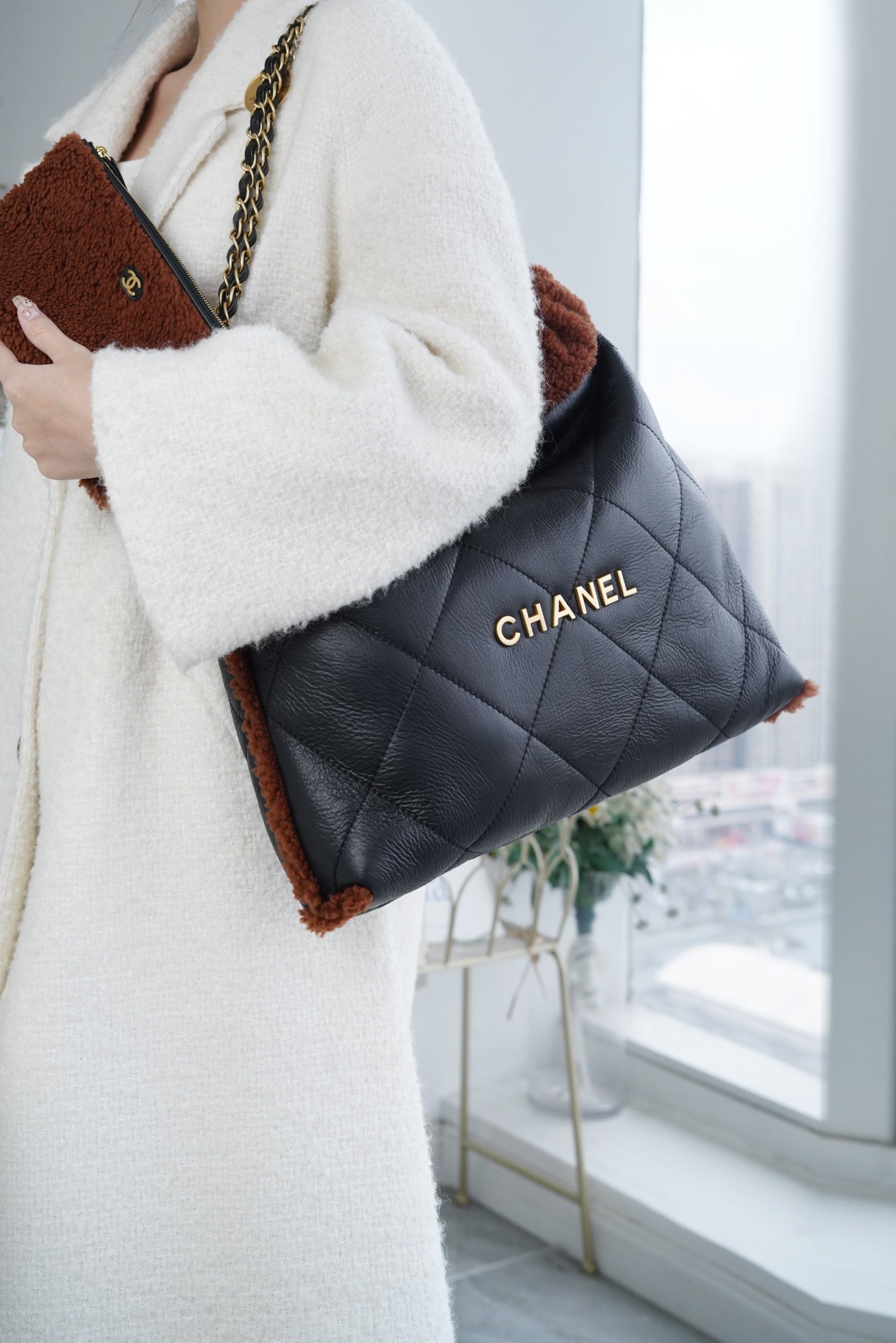 小香家-Chanel 22號手袋 羊羔毛款 黑棕色