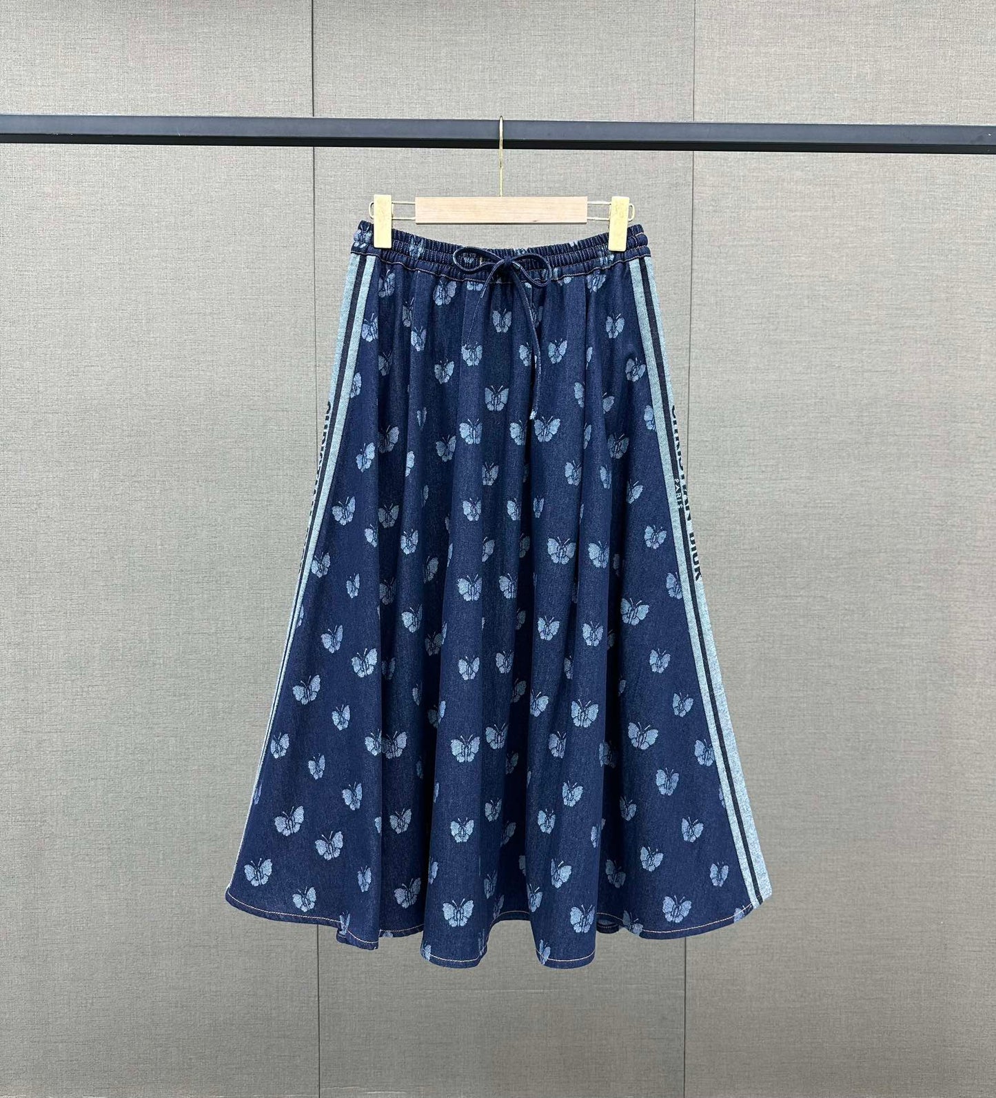 迪D家-2403 蝴蝶字母印花工藝牛仔裙