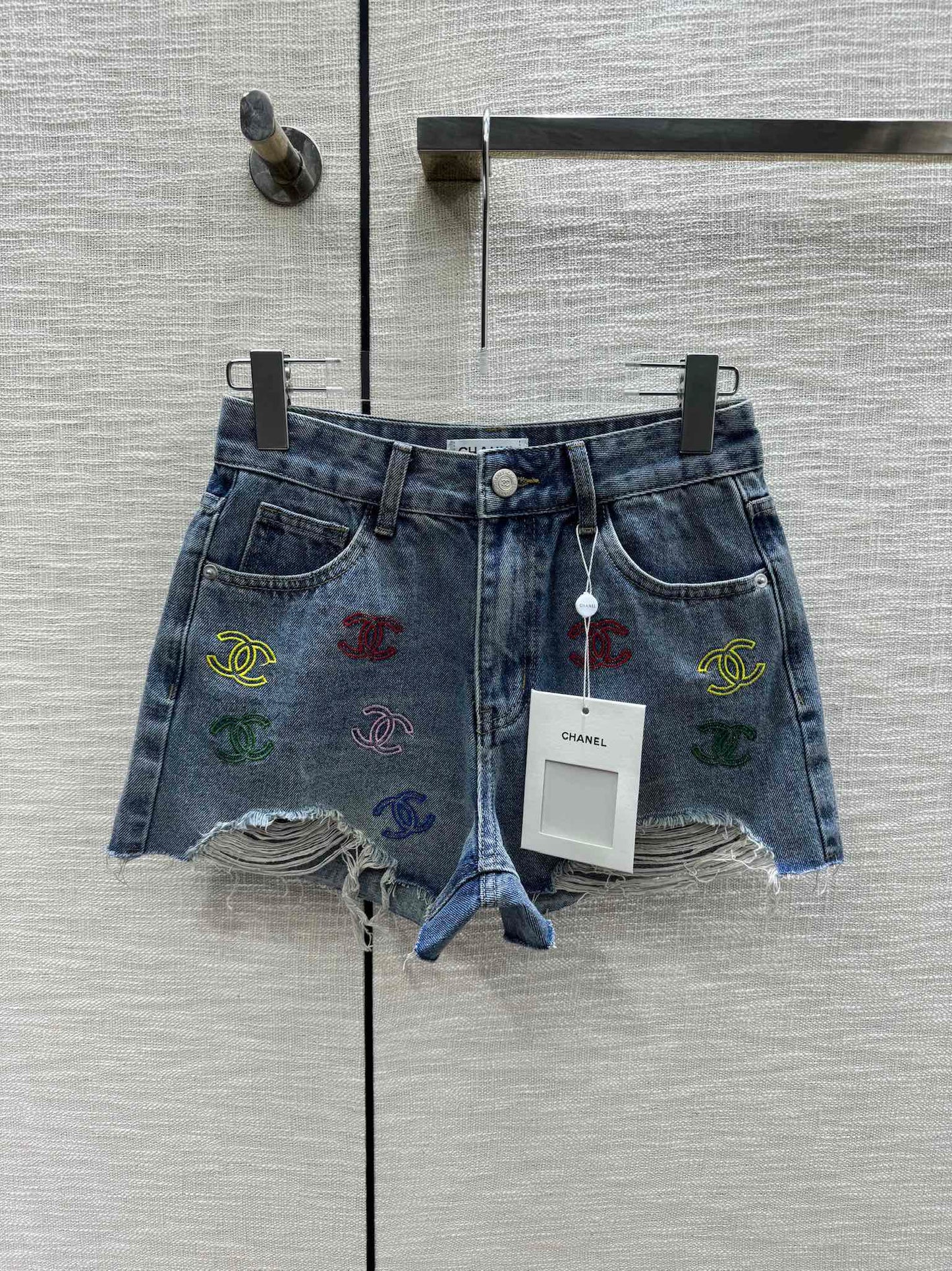 小香家-2403 刺繡logo破洞直筒牛仔短褲