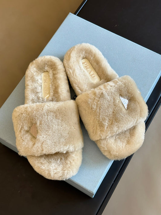 普P家-2023秋冬新款 羊毛拖鞋 側邊三角標誌款 杏色