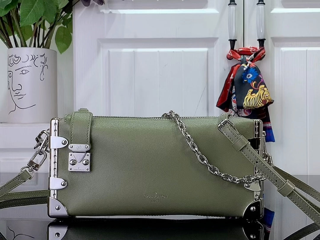 M25445  路L家-SLIM SIDE TRUNK鍊條包 墨綠色
