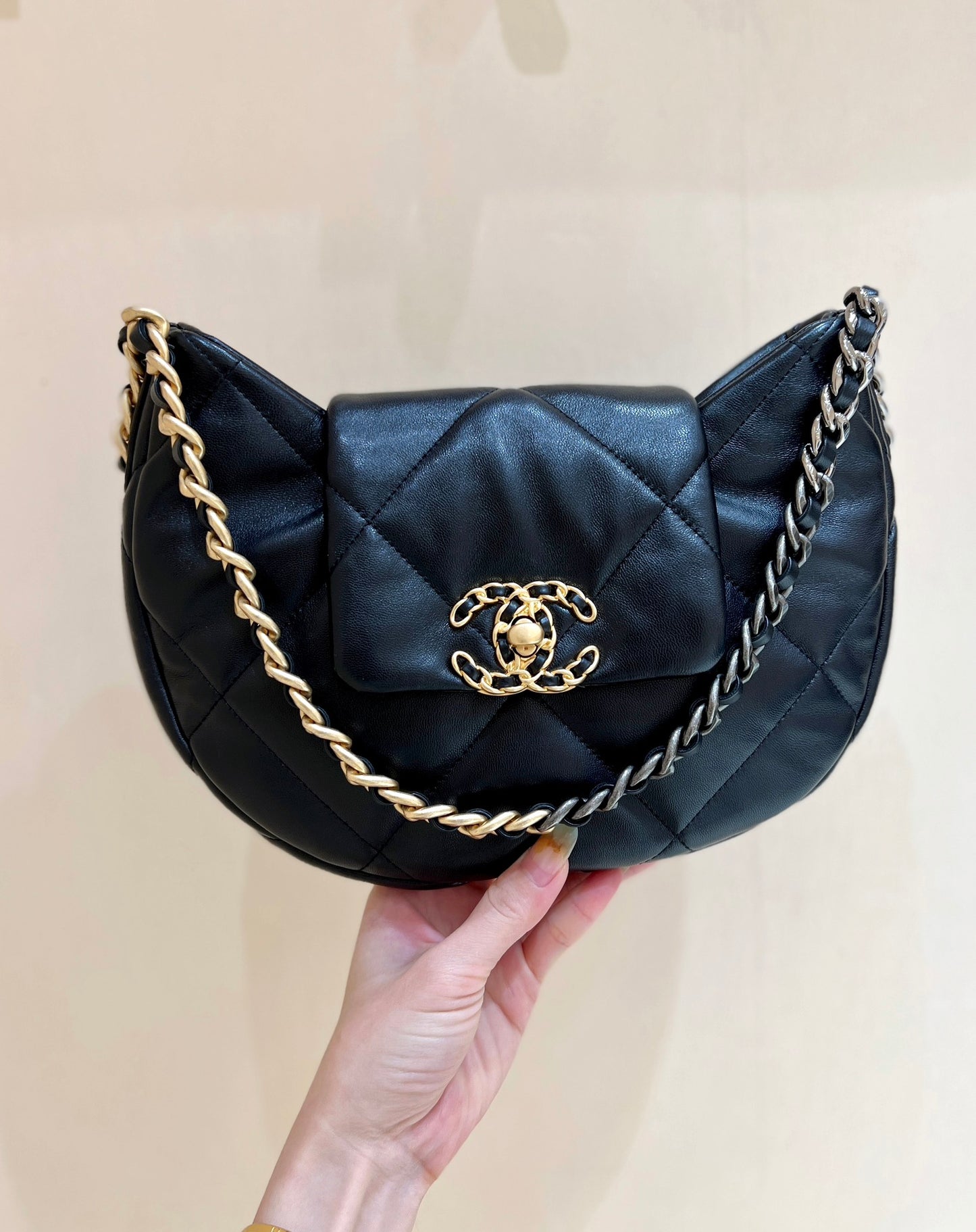 小香家-早春新款 24c 19bag 流浪腋下包 黑色