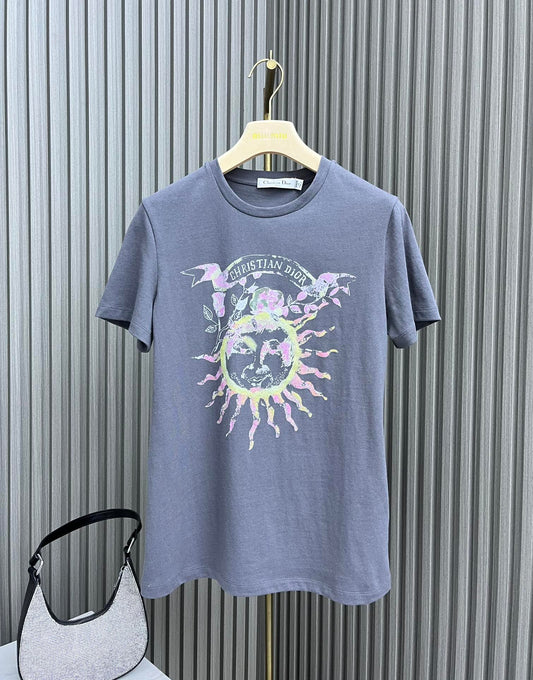 迪D家-2403 24新品上架圓領太陽印花TEE 藍色
