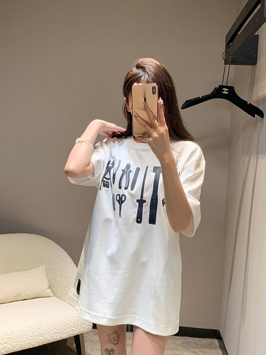 芬F家-2403 24SS春夏新款工具印花圓領短袖TEE 白色
