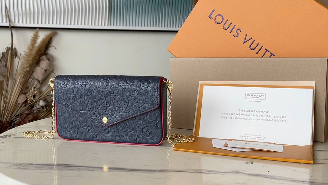 M64099 路L家-Pochette Felicie Empreinte壓紋斜背包 海軍藍