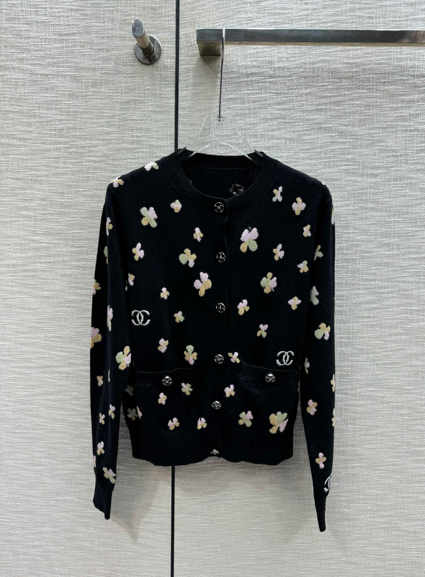 小香家-2403 24早春最新手工坊系列 四葉草針織開襟衫 黑色