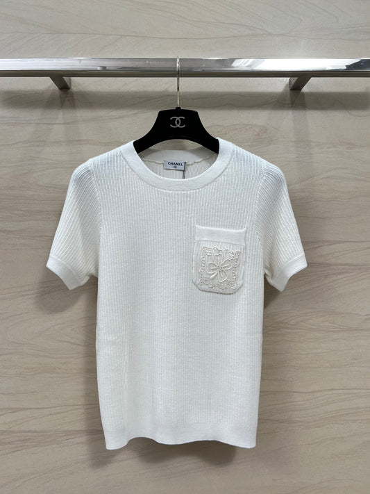 小香家-2403 口袋四葉草刺繡l針織短袖上衣 白色