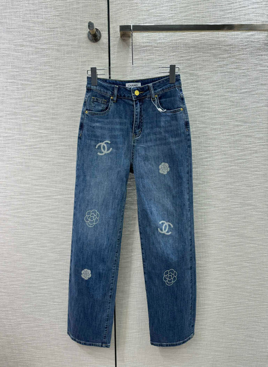 小香家-2404 山茶花logo直筒牛仔褲