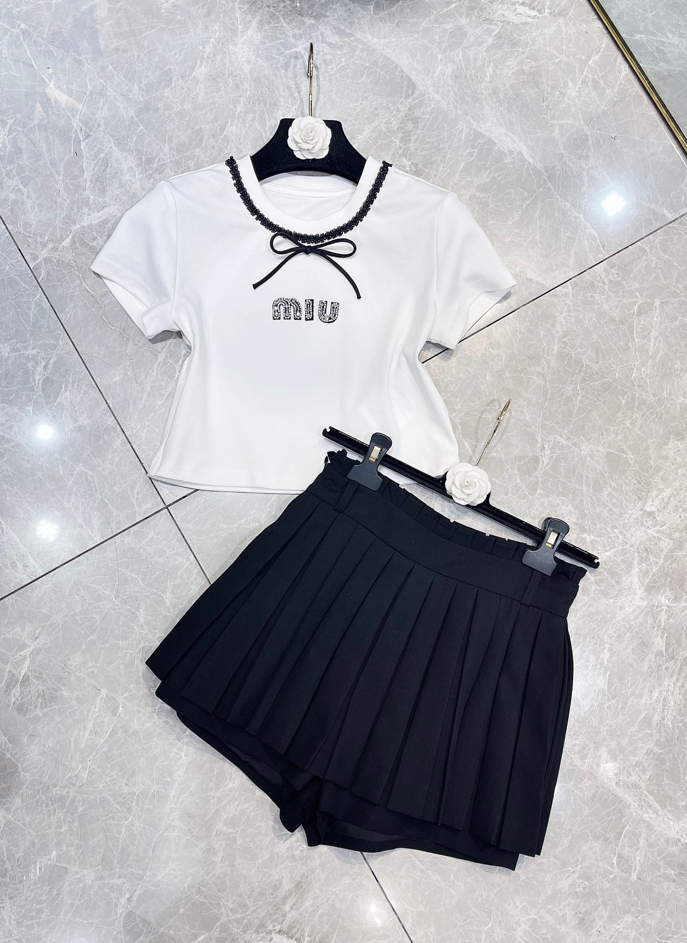 穆M家-2404 24ss領圈重工水鑽蝴蝶結TEE