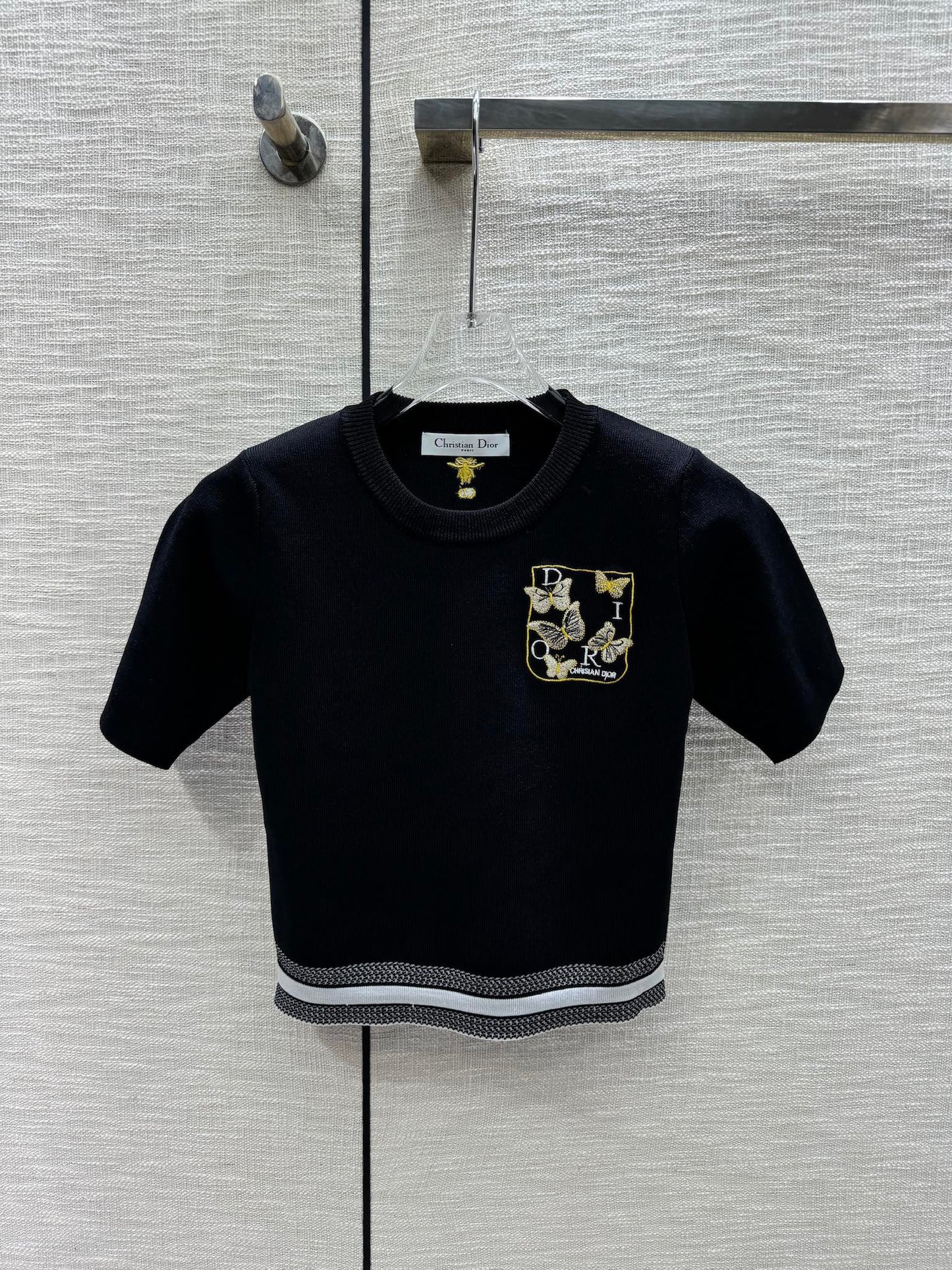 迪D家-2403 刺繡蝴蝶圓領針織短袖 黑色